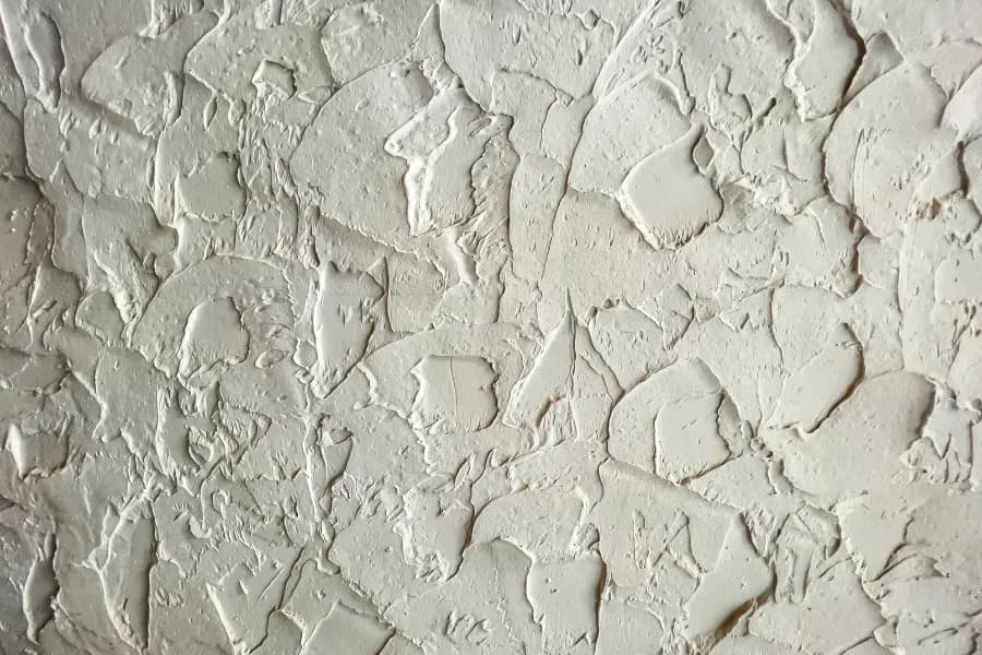 Edle Wandgestaltung mit Spachteltechnik in einem stilvollen Interieur